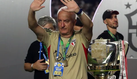 Sampaoli deixa campo; Dorival consola elenco do Flamengo após jogo