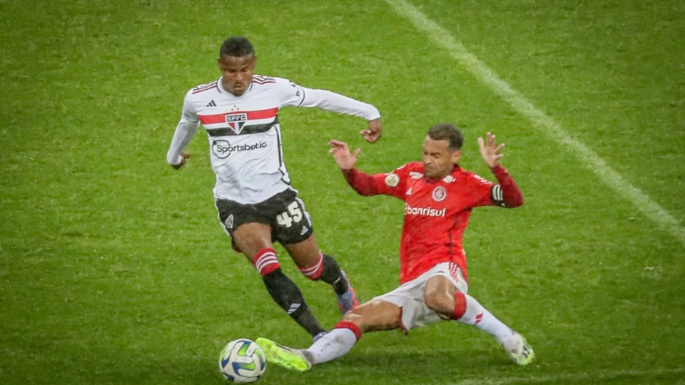 São Paulo perde para Inter e completa sequência de 7 jogos sem vencer
