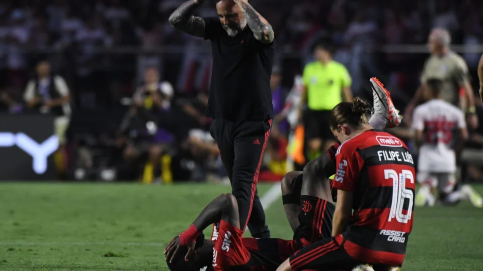 Com saída de Sampaoli, Flamengo gasta R$ 46,5 milhões em multas desde 2020
