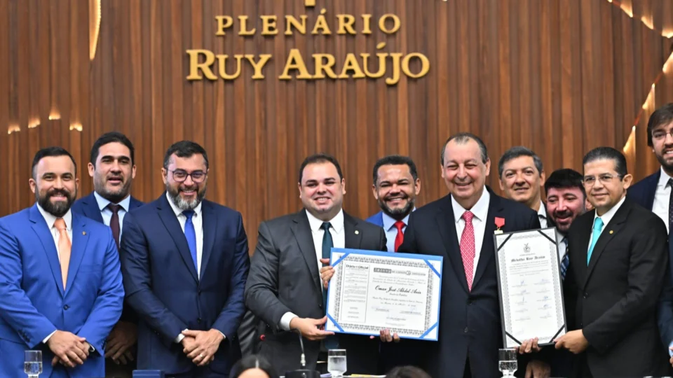 Senador Omar Aziz recebe título de cidadão amazonense durante sessão da Aleam