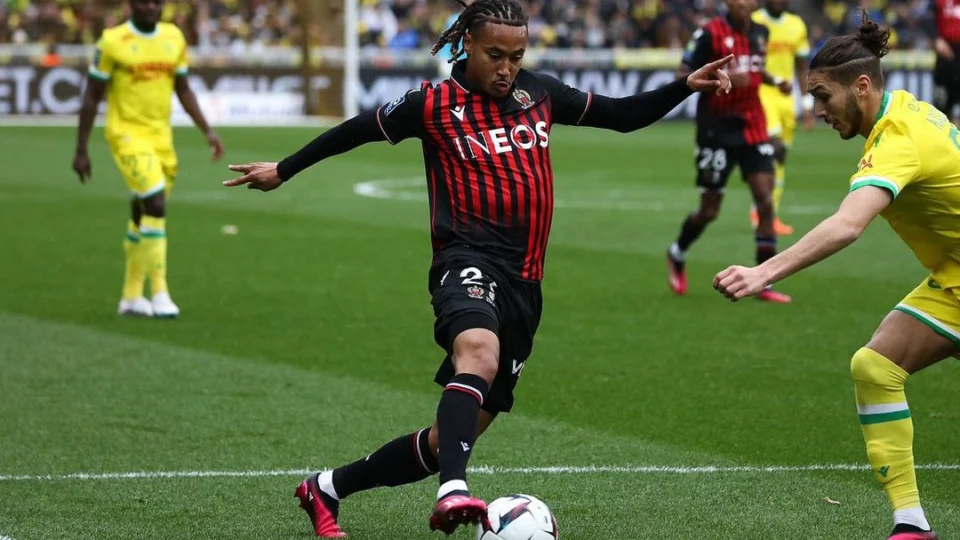 Jogador do Nice é resgatado após ameaçar se jogar de ponte, na França