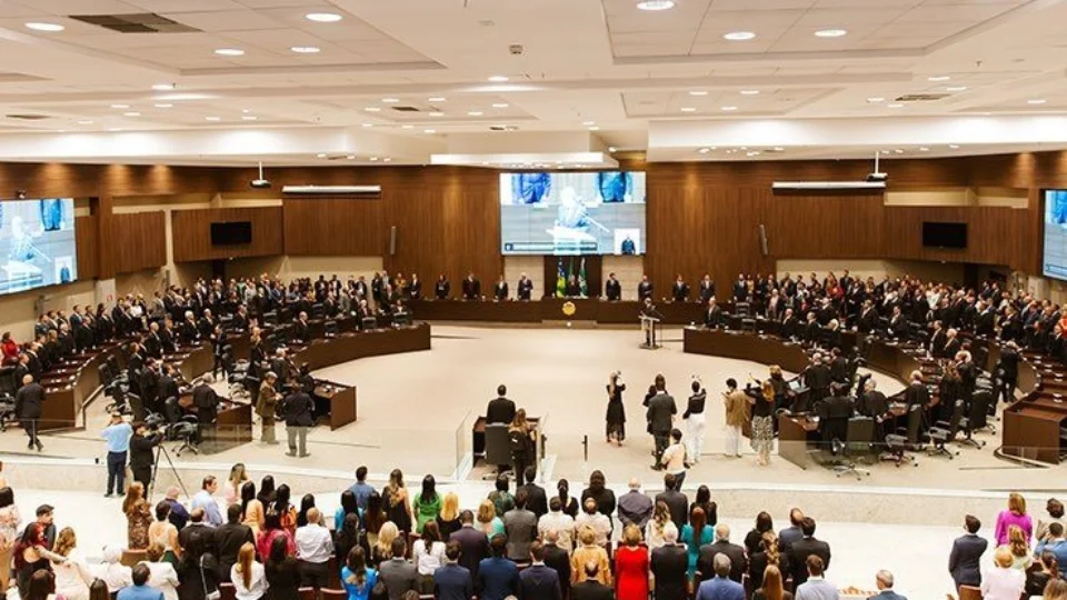 Supersalários no TJGO chegam a R$ 117 mil, mesmo com proibição do STF