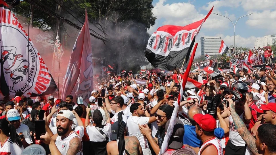 Torcida do São Paulo vai ao CT antes de embarque do time para o RJ