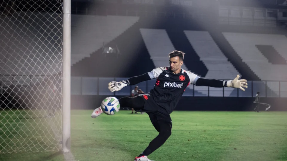 Vasco e Coritiba se enfrentam pela 24ª rodada do Brasileirão nesta quinta, 21