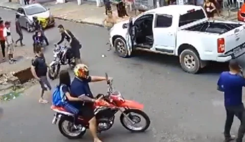 VÍDEO: carro atinge moto com três pessoas em Manaus e criança cai em bueiro