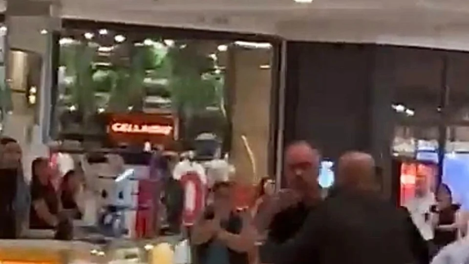 VÍDEO: vice-presidente do Flamengo, Marcos Braz, agride torcedor em shopping no RJ