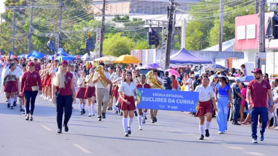 Desfile de 7 de setembro atrae mais de 15 mil pessoas