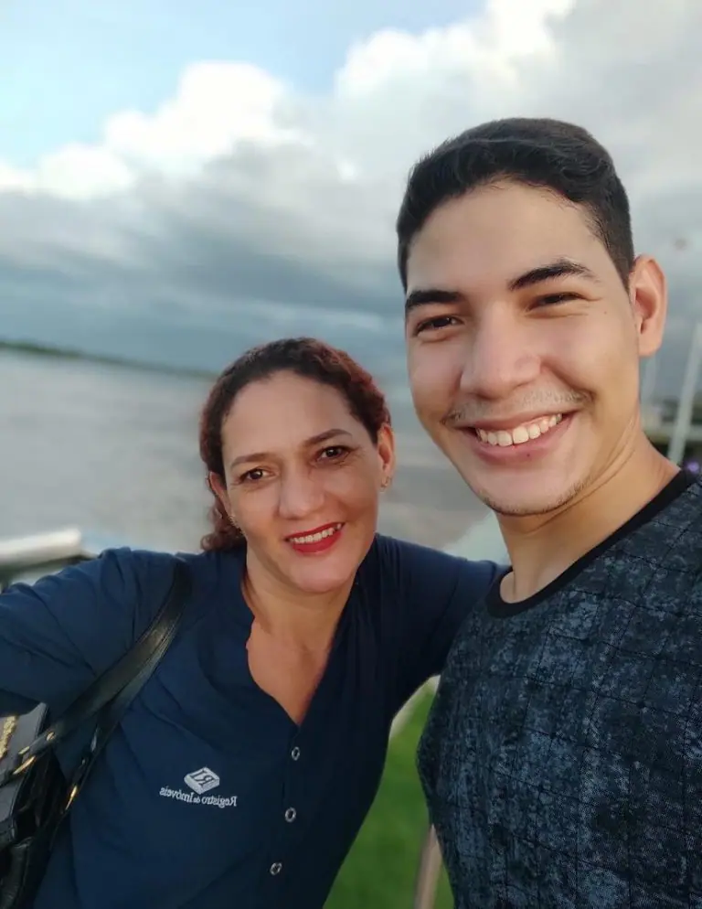 Mãe e filho ficaram gravemente feridos no acidente – Foto: Reprodução/Facebook