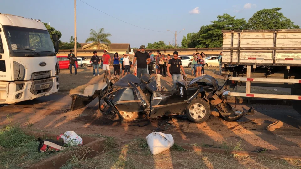 Motorista morre após ter carro esmagado por caminhões no Tocantins