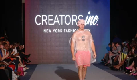 Youtuber invade desfile de moda em NY vestindo sacola e touca de banho