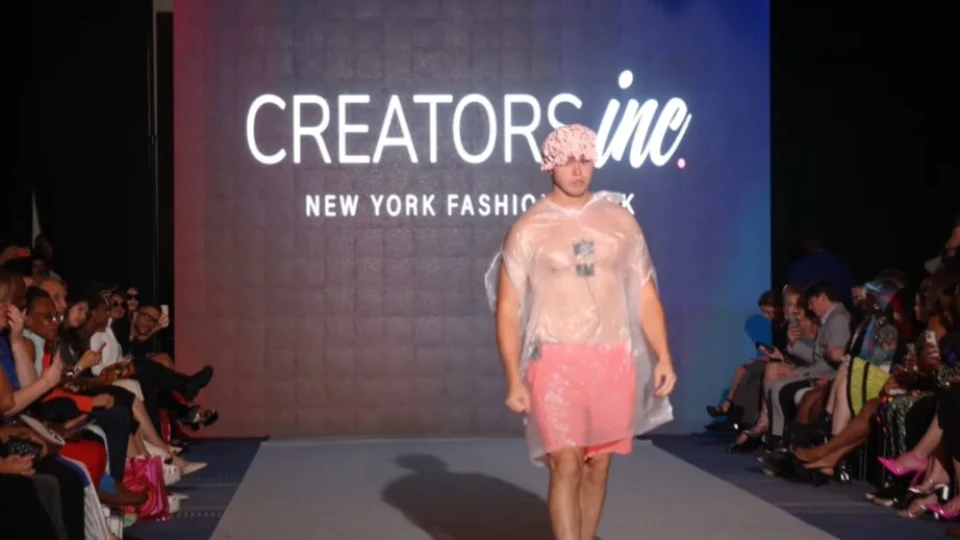 Youtuber invade desfile de moda em NY vestindo sacola e touca de banho