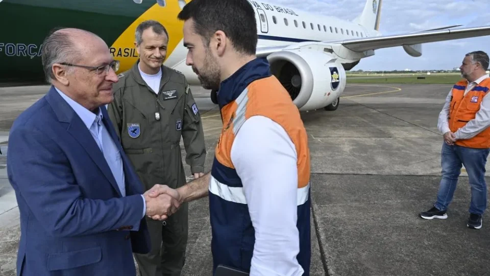 Alckmin e ministros visitam cidades atingidas por ciclone no RS