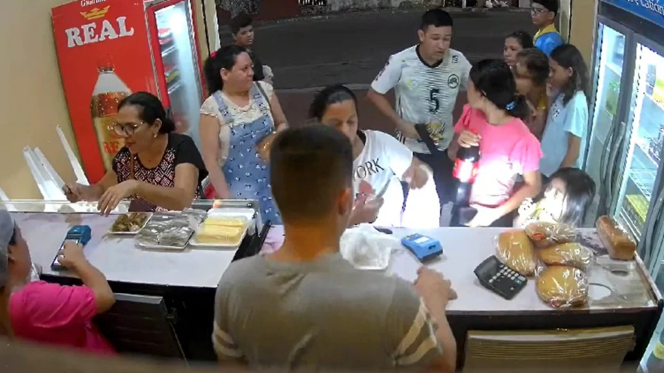 VÍDEO: homem armado assalta clientes de padaria no São Raimundo, Zona Oeste de Manaus
