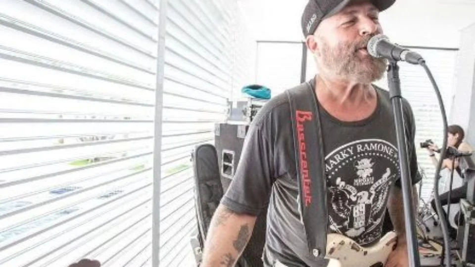 Baixista do Ultraje a Rigor passa por cirurgia após ser baleado na cabeça no RJ