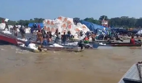 VÍDEO: barco afunda após ficar preso em banco de areia em rio no AM