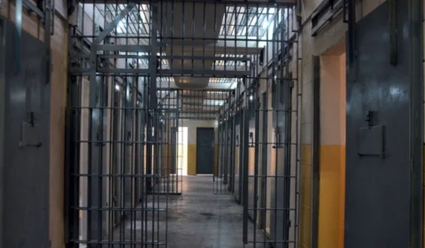 Mulheres do serviço prisional poderão ser banidas após terem relações sexuais com preso