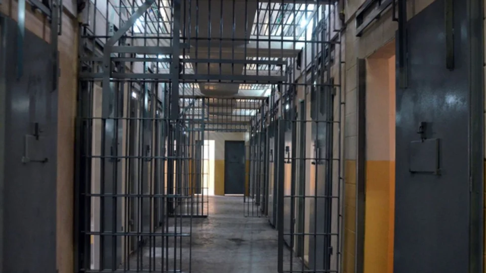 Mulheres do serviço prisional poderão ser banidas após terem relações sexuais com preso