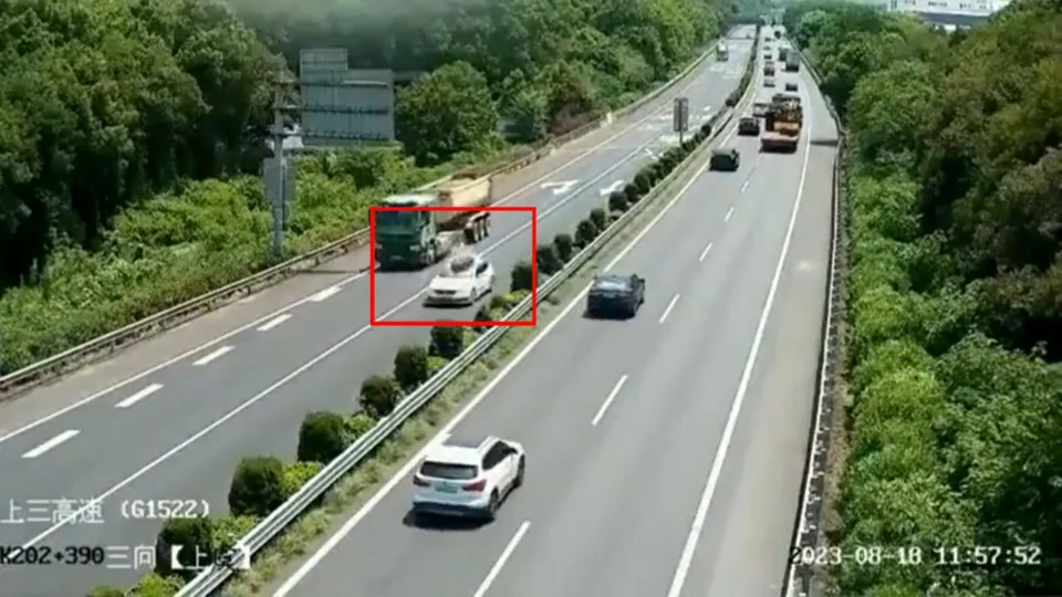 VÍDEO: pneu se desprende de caminhão e atinge BMW na China