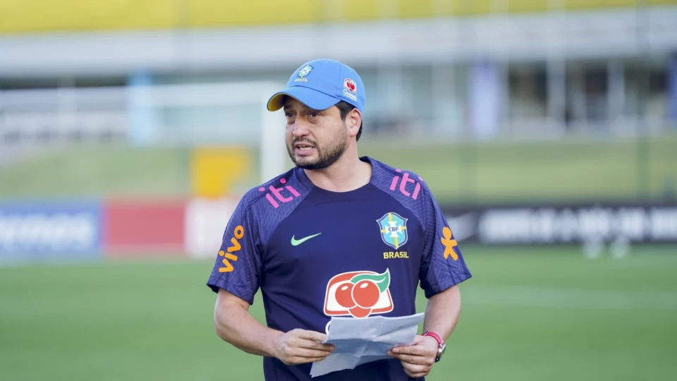 Técnico Arthur Elias celebra período de treinos com seleção feminina