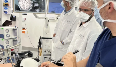 Empresa de Elon Musk divulga teste para implante de chips cerebrais em humanos