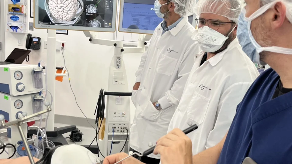 Empresa de Elon Musk divulga teste para implante de chips cerebrais em humanos