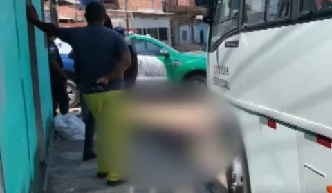 VÍDEO: corpo de homem é abandonado em esquina da Zona Norte de Manaus
