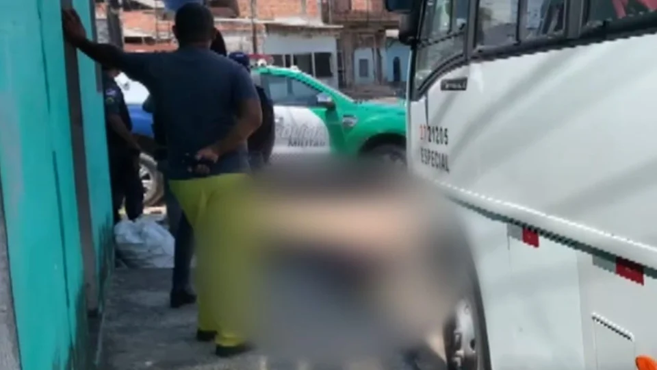 VÍDEO: corpo de homem é abandonado em esquina da Zona Norte de Manaus