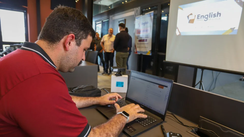 ‘English Manaus’ abre 1 mil vagas; saiba como participar do programa