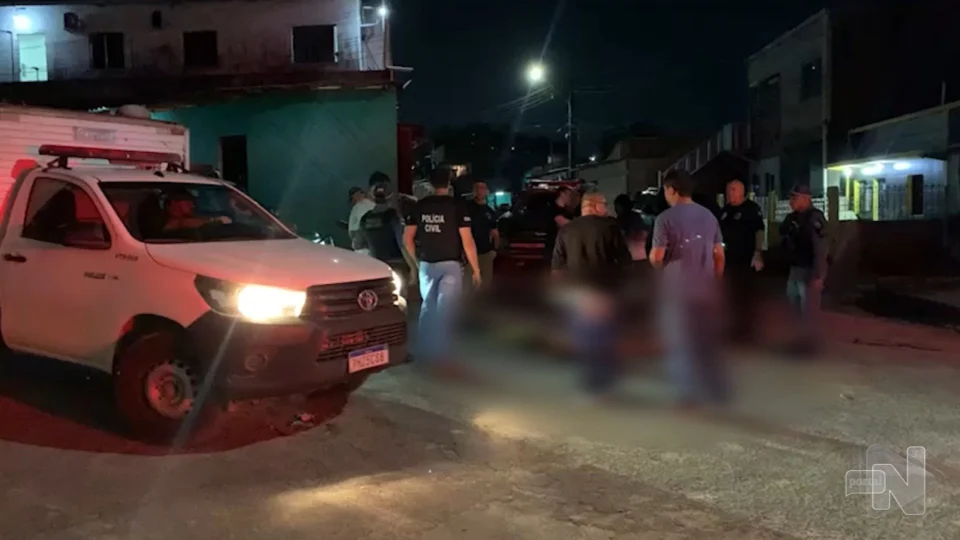 VÍDEO: homem é executado a tiros e tem corpo jogado no meio da rua em Manaus