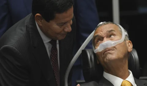 Associação do Exército emprega esposa de Mourão e parentes de Villas Bôas