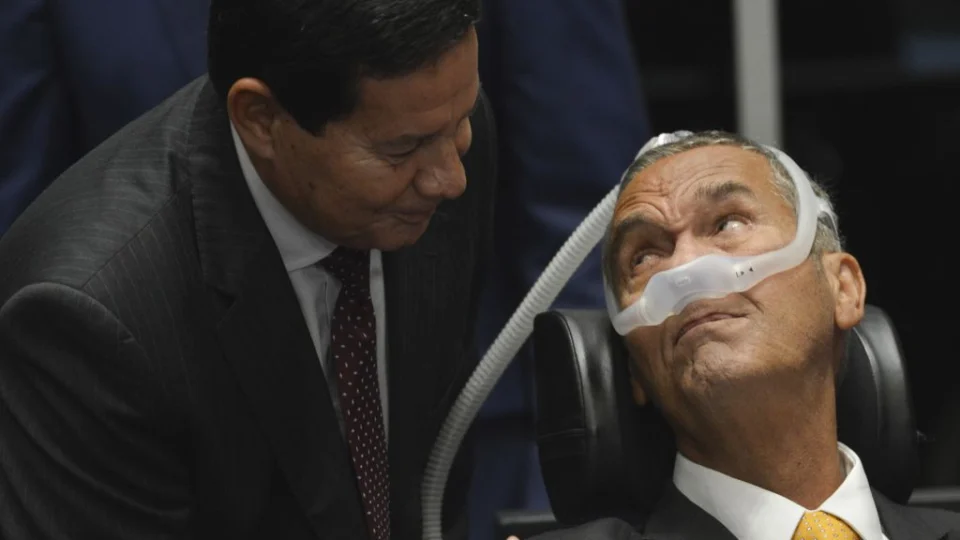 Associação do Exército emprega esposa de Mourão e parentes de Villas Bôas