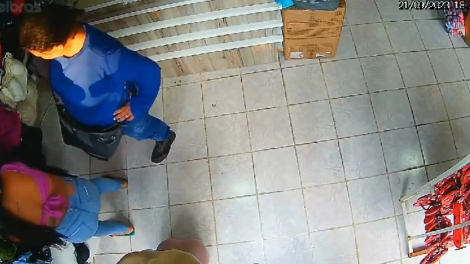 VÍDEO: mulheres furtam mais de R$ 1 mil em roupas de loja de Rio Branco