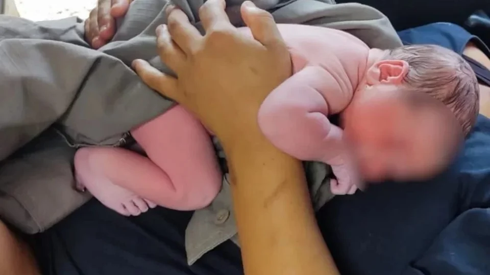 VÍDEO: mulher descobre gravidez durante parto e dá a luz em carro da PM-GO