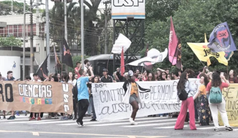 Alunos e professores da USP fazem greve por contratação de novos docentes