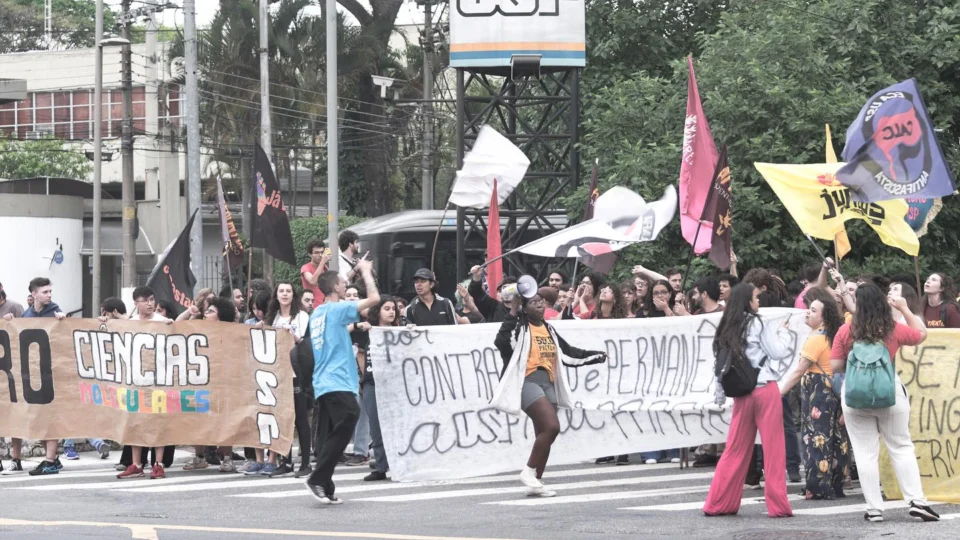 Alunos e professores da USP fazem greve por contratação de novos docentes