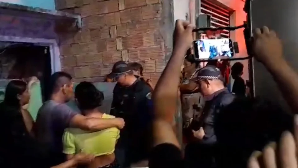 VÍDEO: homem é morto com tiros na cabeça dentro da casa da namorada em Manaus