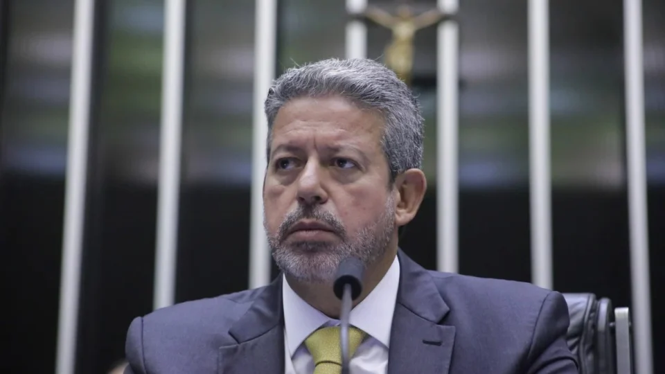 Arthur Lira exige presença de deputados em semana de feriado