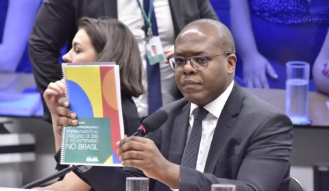 Janones e deputados bolsonaristas trocam xingamentos em audiência na Câmara