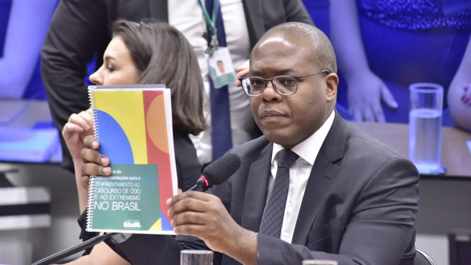 Janones e deputados bolsonaristas trocam xingamentos em audiência na Câmara