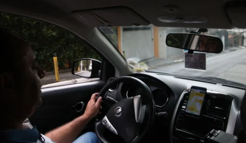 Justiça obriga Uber a contratar motoristas e pagar multa de R$ 1 bilhão