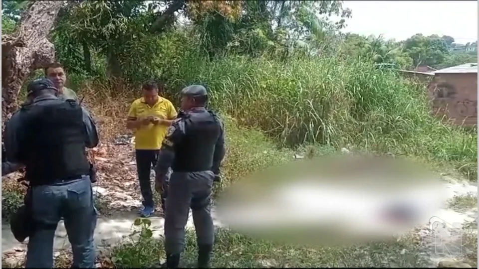 VÍDEO: moradores encontram corpo após tiros em beco na Zona Leste de Manaus