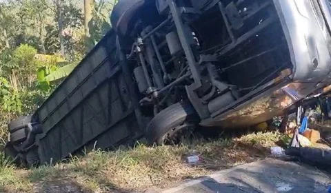 Capotamento de ônibus deixa uma pessoa morta e 32 feridos em São Paulo