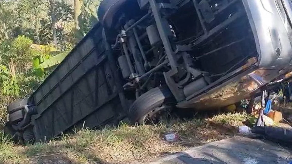 Capotamento de ônibus deixa uma pessoa morta e 32 feridos em São Paulo