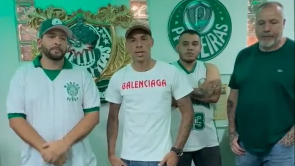Breno Lopes vai à quadra de organizada do Palmeiras e pede desculpa