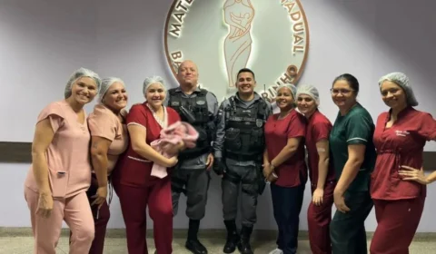 Parto em casa: PMs atendem chamado de moradores durante patrulha em Manaus