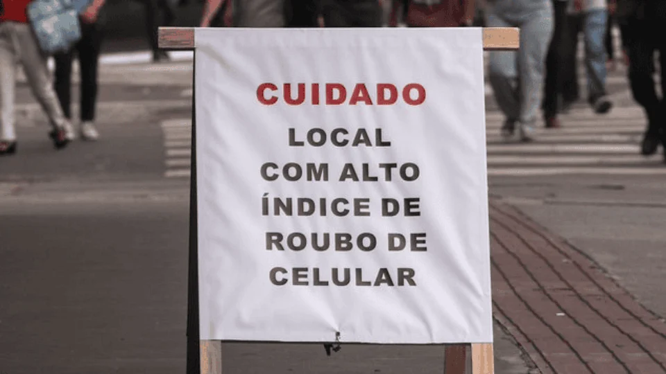 Av. Faria Lima expõe placas em SP: ‘Local com alto índice de roubo de celular’