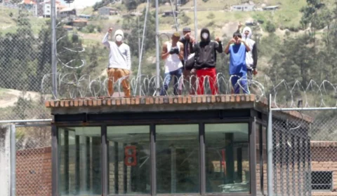 Equador: presos mantêm 57 guardas e policiais reféns em protesto