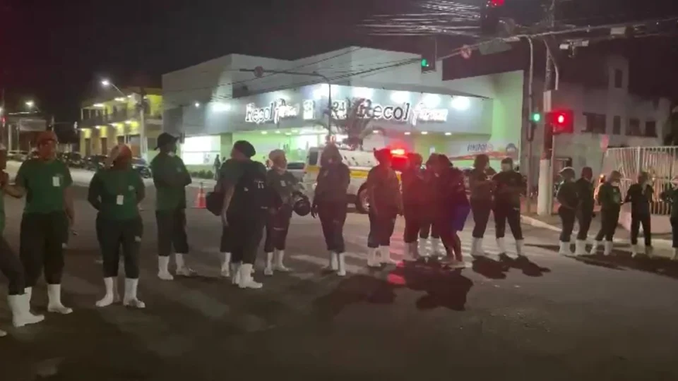 VÍDEO: terceirizados do Pronto-Socorro de Rio Branco fecham avenida em protesto