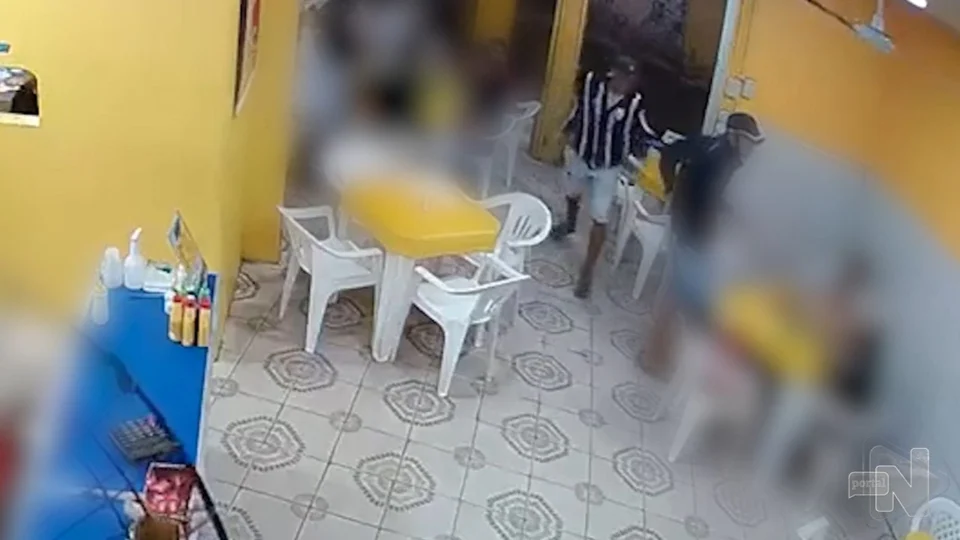 VÍDEO: suspeitos agridem pessoas durante assalto a lanchonete em Manaus