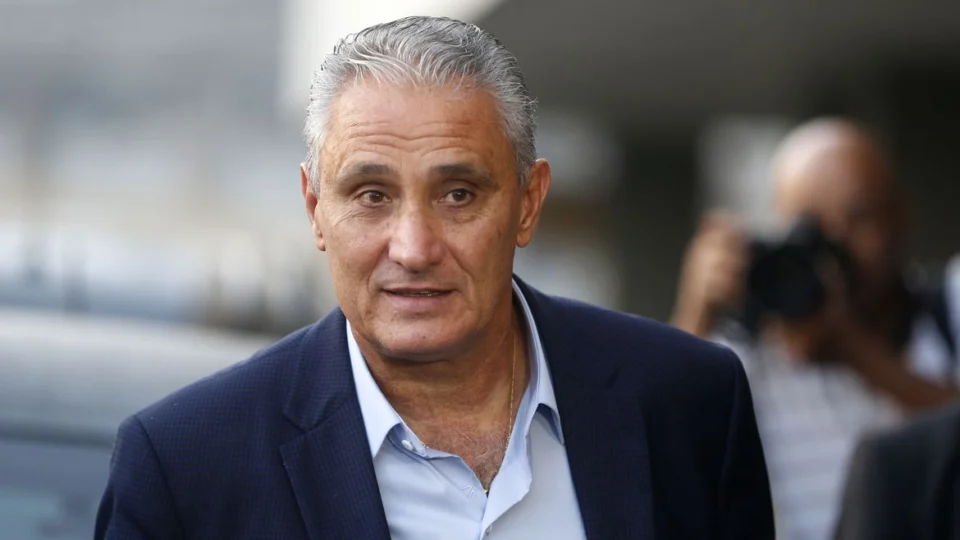 Sem sinalização de Tite, Corinthians desiste de contratação, diz coluna